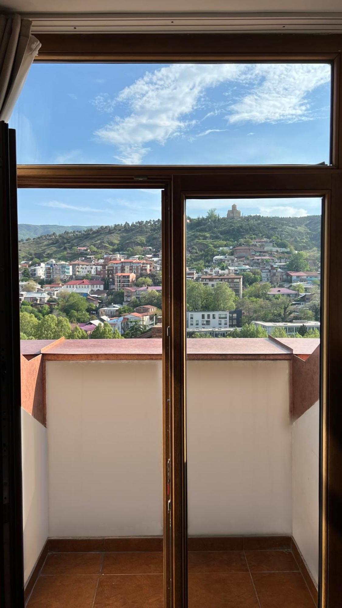 Sota Metekhi Hotel Tbilisi Buitenkant foto